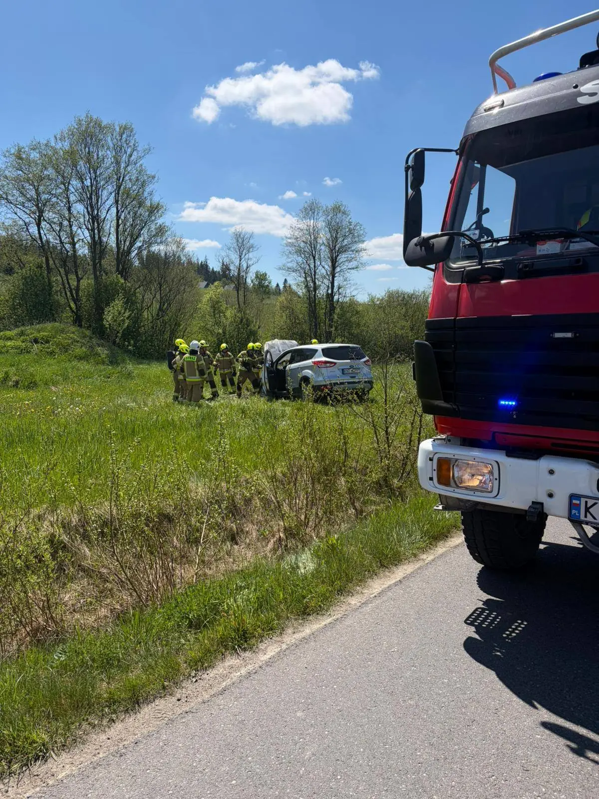 Strażacy i policja w akcji. Pożar samochodu w Zubrzycy Dolnej