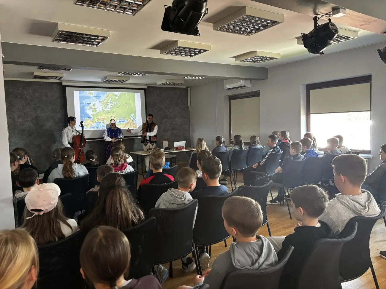 Śpiew, taniec i gwara. Regionalna lekcja kultury w bibliotece