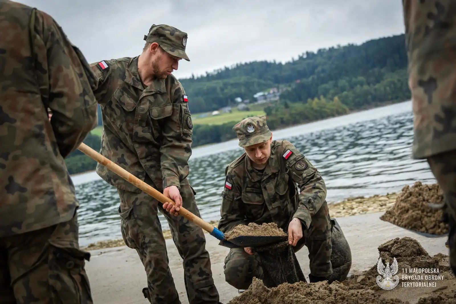 Małopolscy terytorialsi ćwiczyli na Jeziorze Czorsztyńskim. Scenariusz: powódź, ewakuacja, akcje ratunkowe