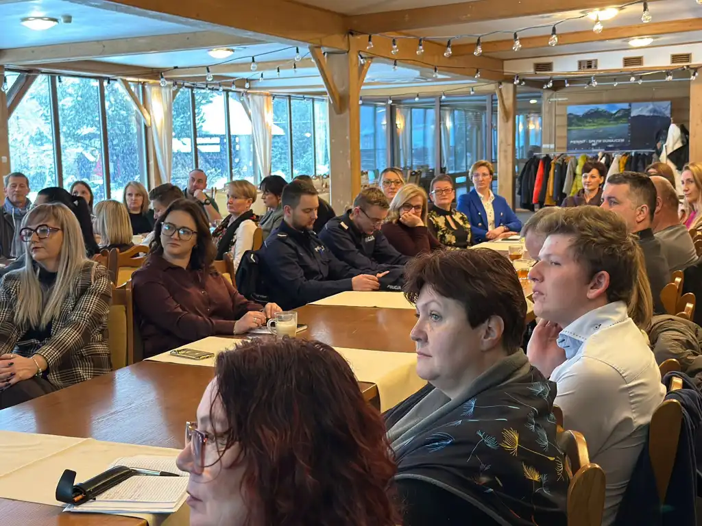 Służby i instytucje przy jednym stole. W Sromowcach debatowano o bezpieczeństwie rodzin