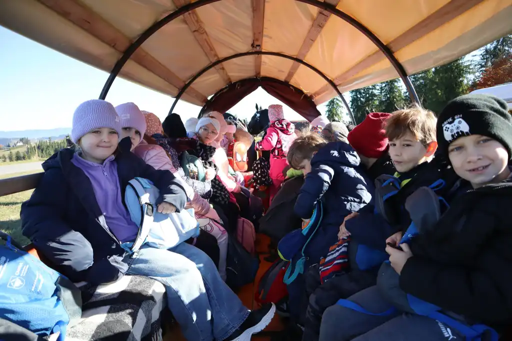 Poznawali swoją gminę z fasiągu. Tak zaczęła się szkolna przygoda pierwszaków