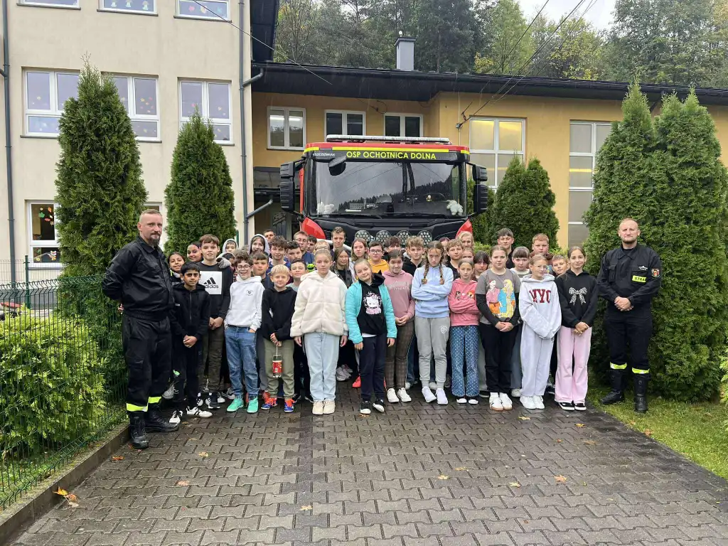 Strażacy w szkolnych ławkach. Lekcja odwagi i bezpieczeństwa w Ochotnicy Dolnej i Tylmanowej