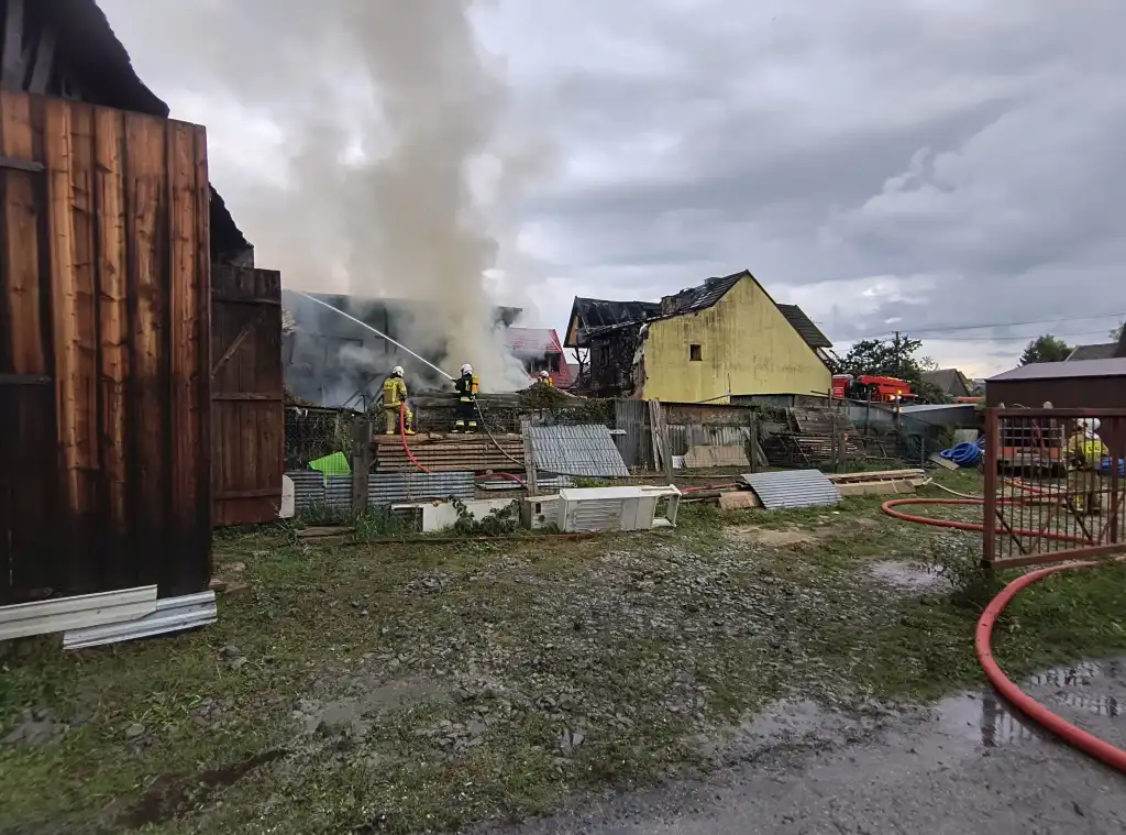 115 Strażaków walczyło z pożarem w Czarnym Dunajcu