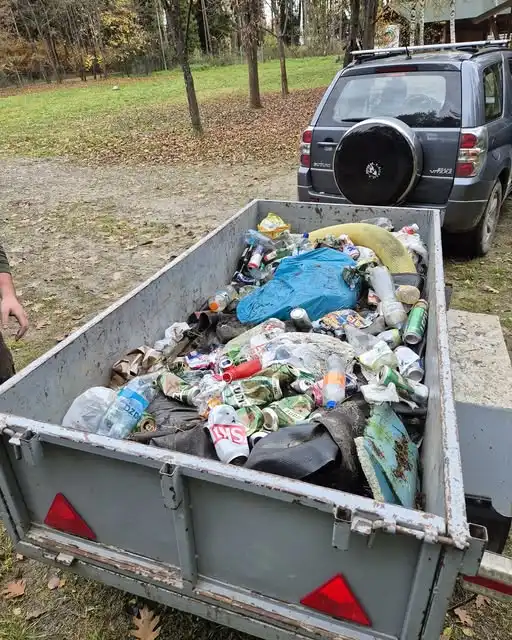 Leśnicy z Nowego Targu znów walczą ze śmieciami w Borze Kombinackim