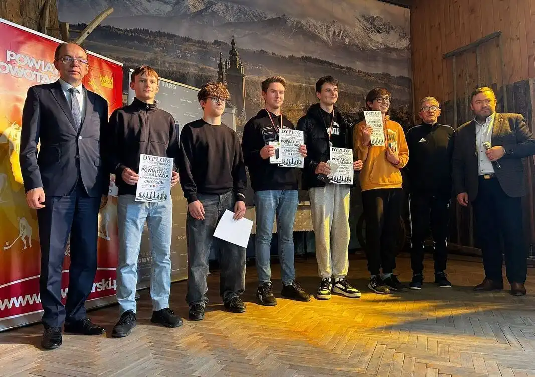 Szachiści z Rabki-Zdroju bezkonkurencyjni. Mistrzostwa powiatu należały do I LO