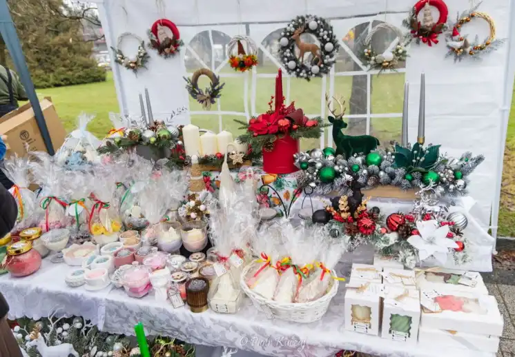 Świąteczna atmosfera na Deptaku Zdrojowym. Rabka-Zdrój zaprosiła na Kiermasz Rękodzieła