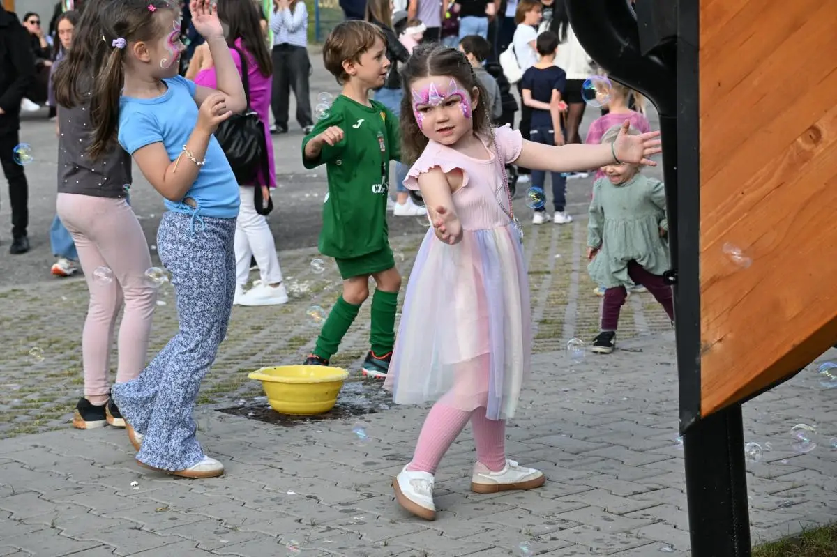 Dzień pełen atrakcji w Maniowach. Dmuchańce, teatr i Piana Party