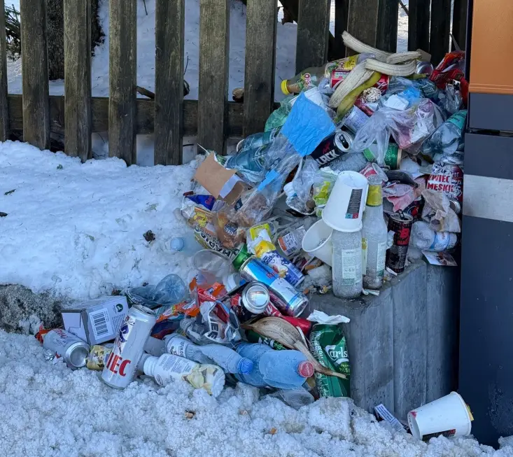 Porzucone jedzenie i odpady przy szlakach w Tatrach