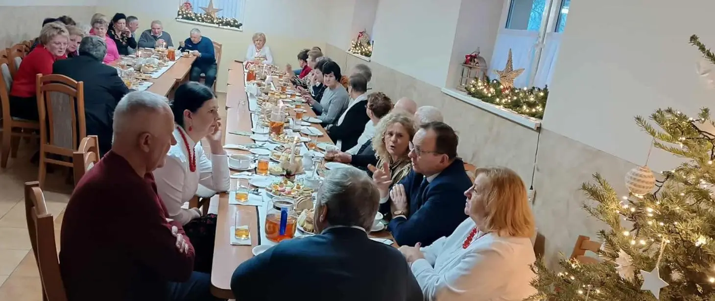 Wspólne kolędowanie w remizie OSP w Podsarniu. Seniorzy i samotni mieszkańcy spotkali się przy kolędzie
