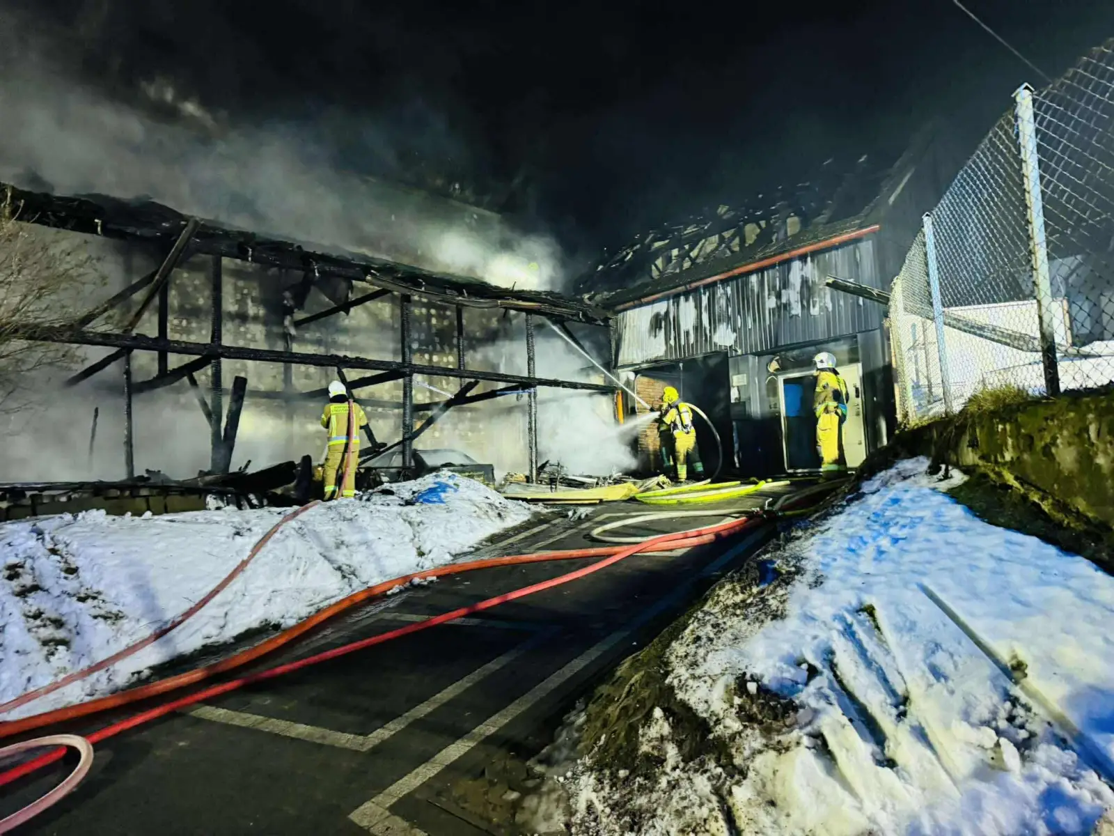 Nocny pożar w Waksmundzie. W akcji kilkanaście jednostek ratowniczych