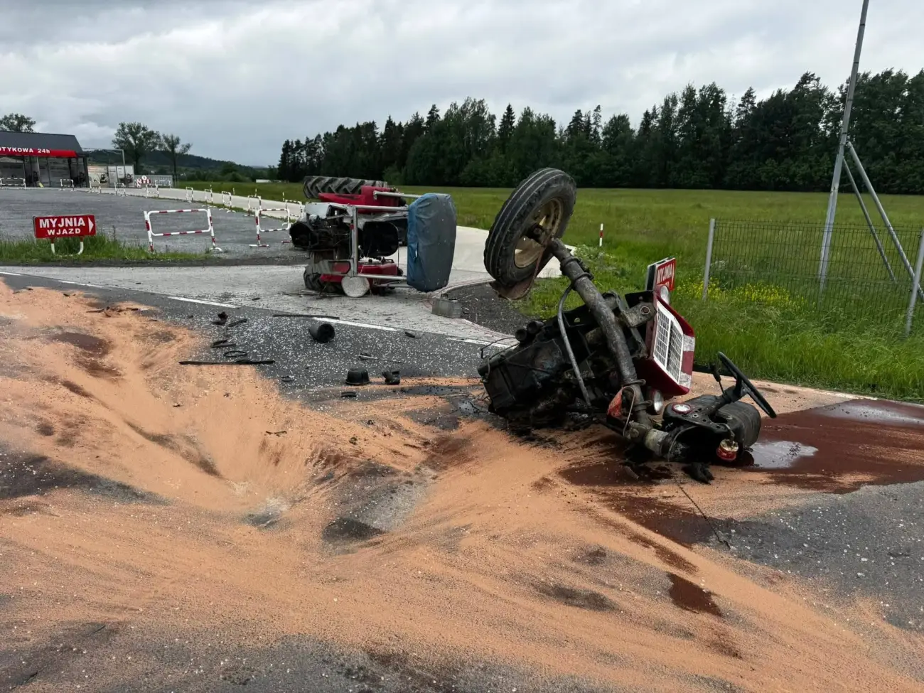 Groźne zderzenie w Jabłonce. Traktor rozerwany na pół