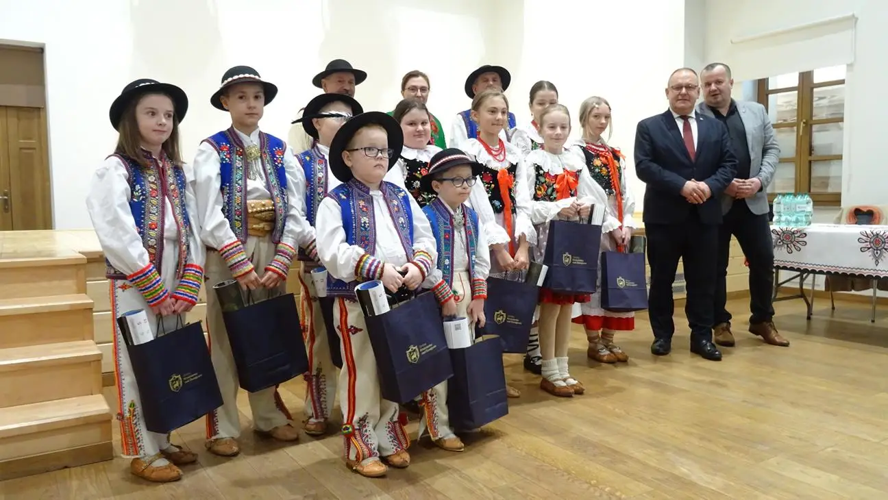 Od lokalnej sceny do wojewódzkiego przeglądu: recytatorzy i gawędziarze w akcji