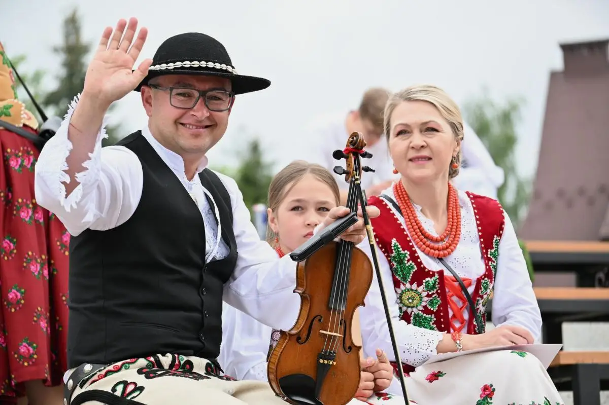Dzień pełen atrakcji w Maniowach. Dmuchańce, teatr i Piana Party
