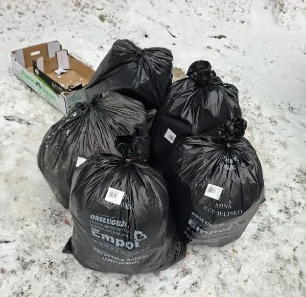 Worki z zakopiańskich restauracji trafiają do lasów w Kościelisku. Ktoś zrobił sobie z Kościeliska wysypisko