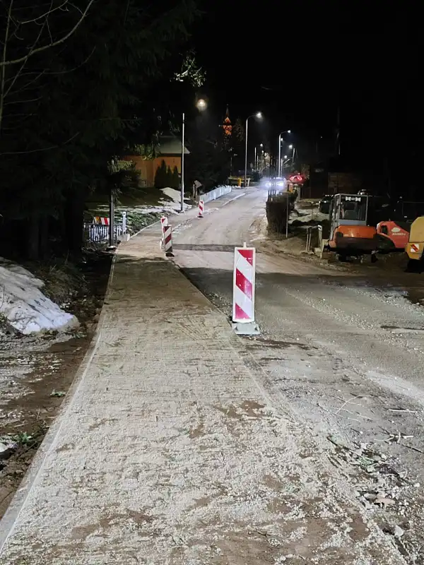 Ulica Budzówka w Kościelisku w przebudowie. Powstaje chodnik i oświetlenie