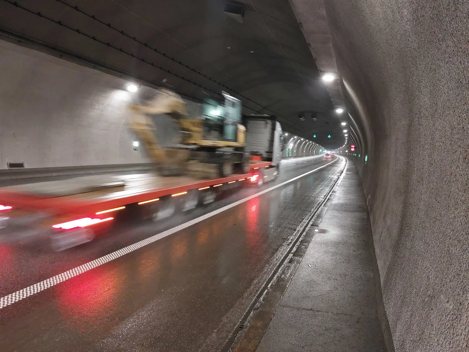 Rekord w tunelu na zakopiance. W jeden dzień przejechało nim blisko 55 tys. aut