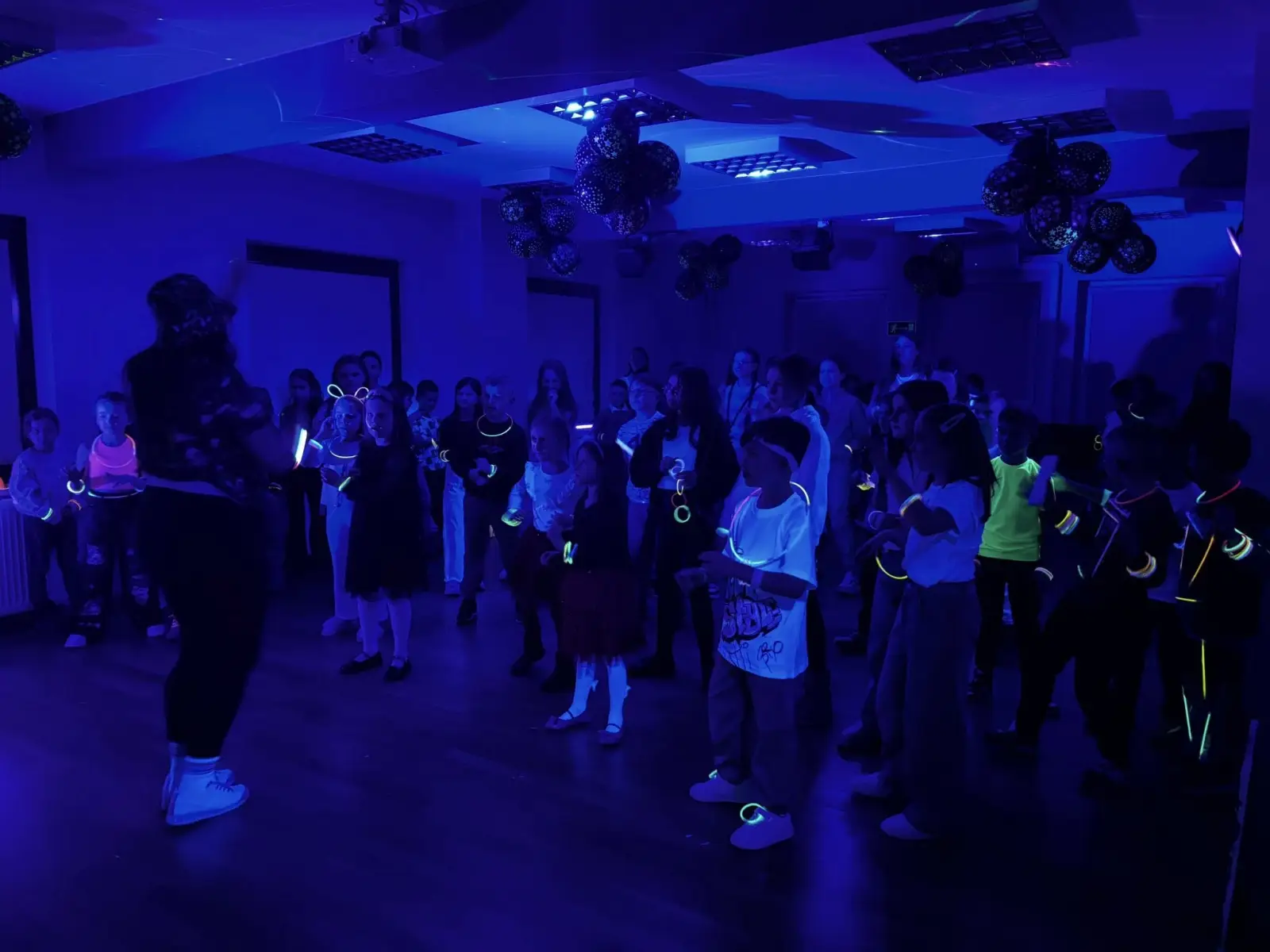 Neonowa noc w Spytkowicach. FluoParty rozświetliło parkiet