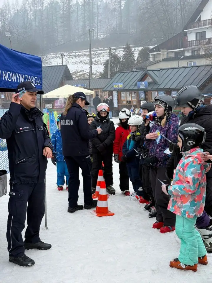 „Bezpieczne Ferie” na stoku Zadział. Policja uczy i bawi