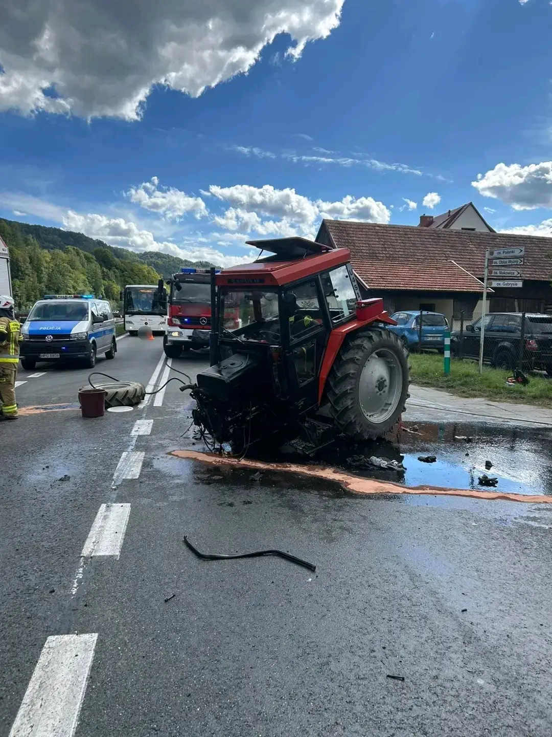 Utrudnienia w Tylmanowej. Samochód osobowy zderzył się z ciągnikiem