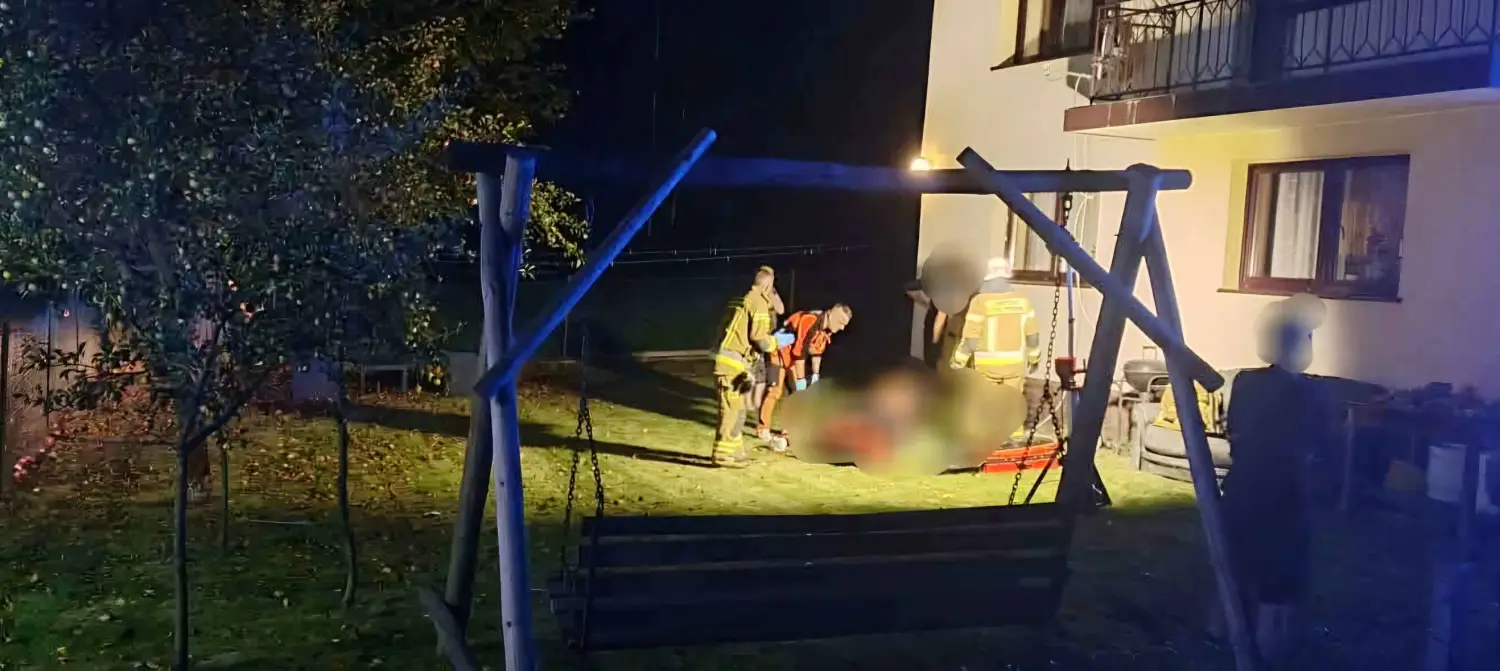 Wypadek w Maniowach. Mężczyzna wypadł z balkonu na drugim piętrze