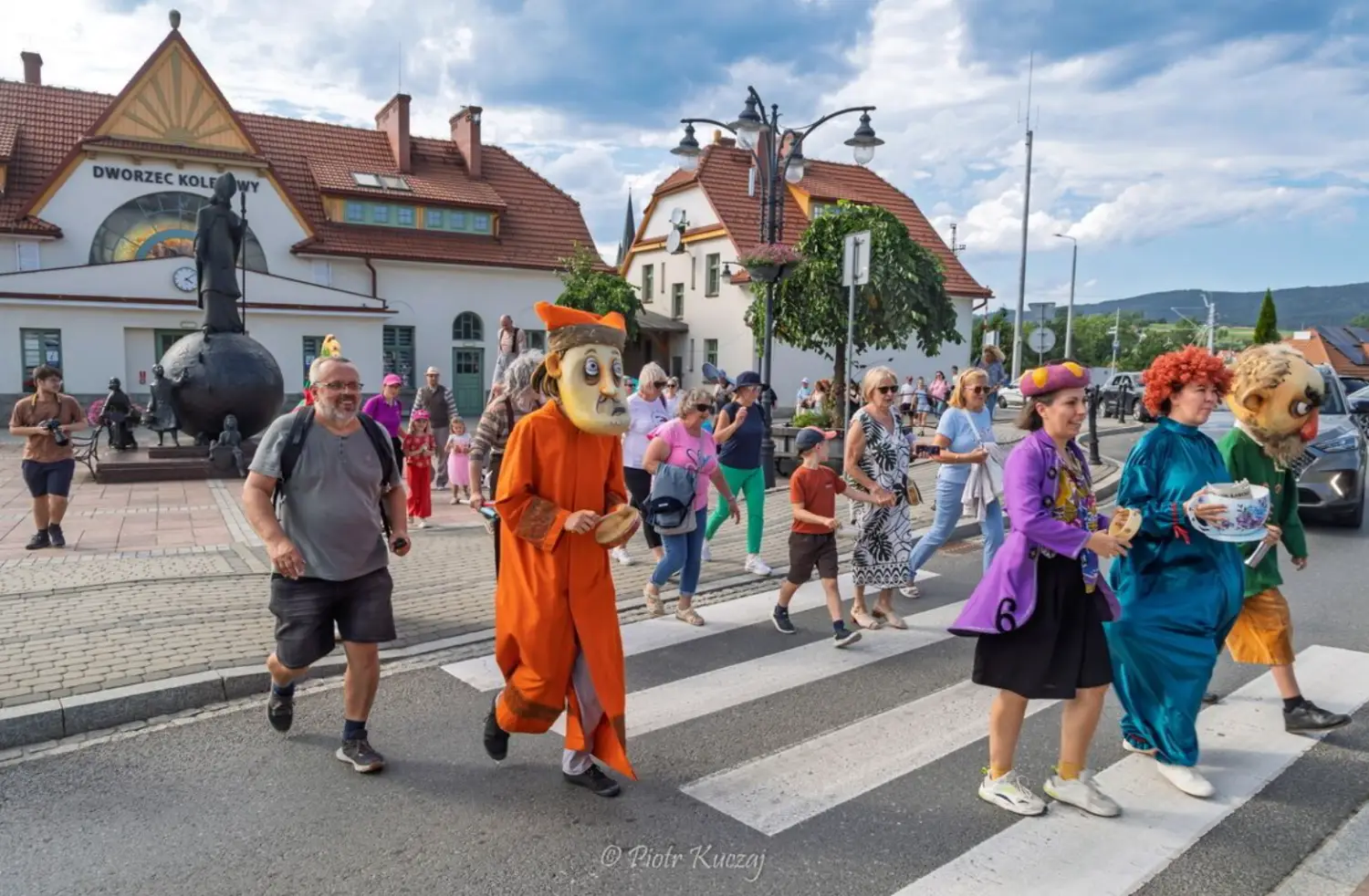 Guliwer przeszedł przez Rabkę. Kolorowy korowód przyciągnął uwagę mieszkańców i turystów