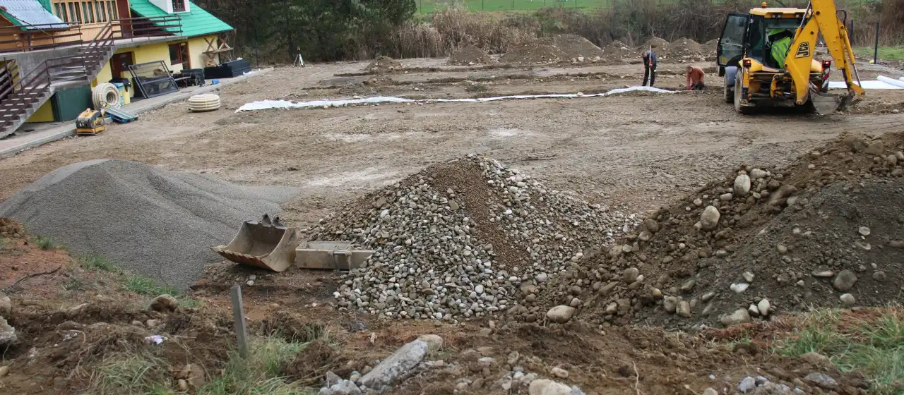 Lodowisko w zimie boisko latem. Ruszyły prace przy wielofunkcyjnym obiekcie sportowym w Maniowach