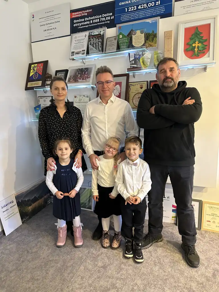 Uśmiechy i prezenty w Urzędzie Gminy w Ochotnicy Dolnej