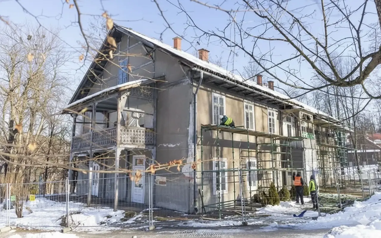 Zabytkowa Willa Krzywoń z nowym dachem. Ruszył pierwszy etap renowacji