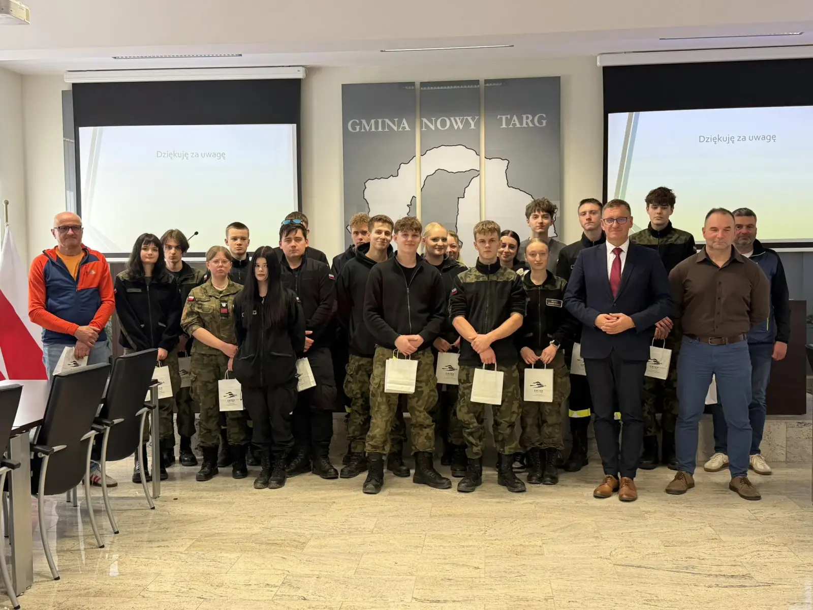 Uczniowie klas mundurowych w Urzędzie Gminy Nowy Targ. Poznali pracę samorządu od środka