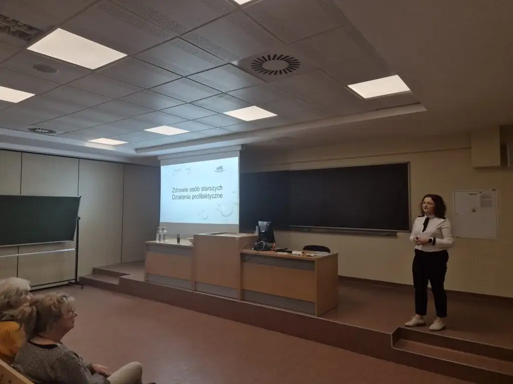 Seniorzy na pierwszym planie. Wykład w Nowym Targu otwiera cykl spotkań