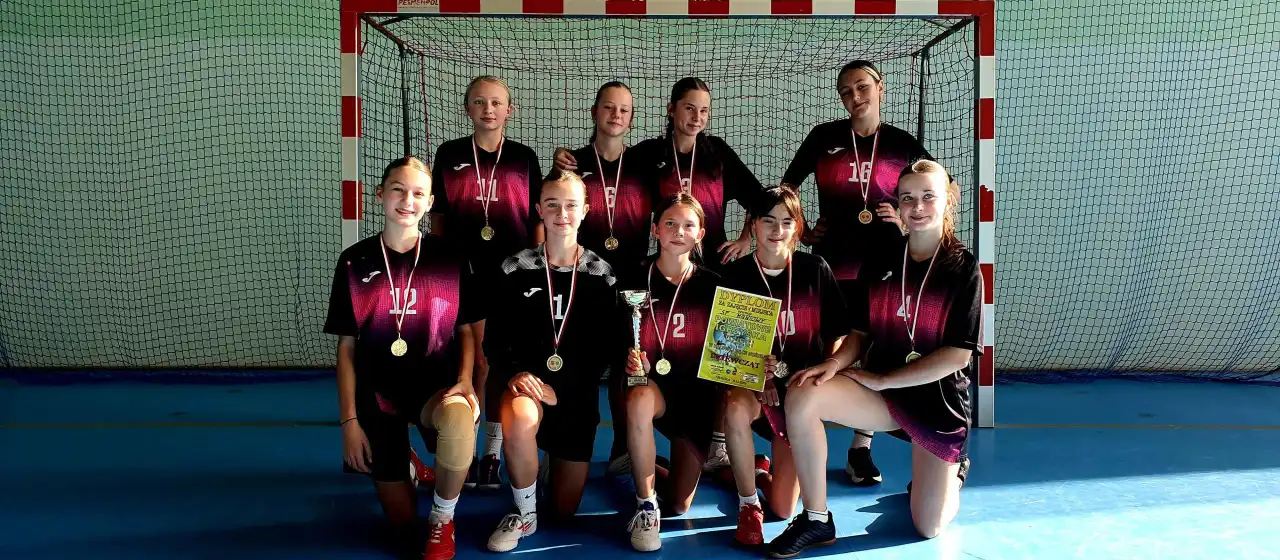 Nie do zatrzymania! SP Maniowy po raz drugi z rzędu mistrzem powiatu