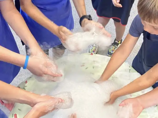Biblioteka zamieniła się w laboratorium, dzieci odkrywały tajemnice suchego lodu i ciekłego azotu