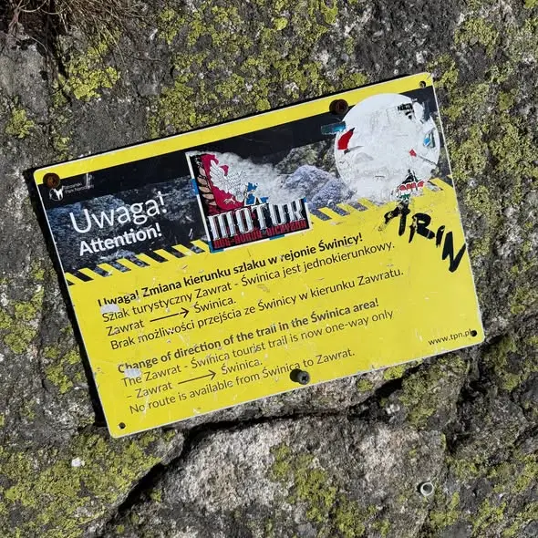 Kradną je ze szlaków i wieszają w domach. TPN mówi wprost: „To wstyd”