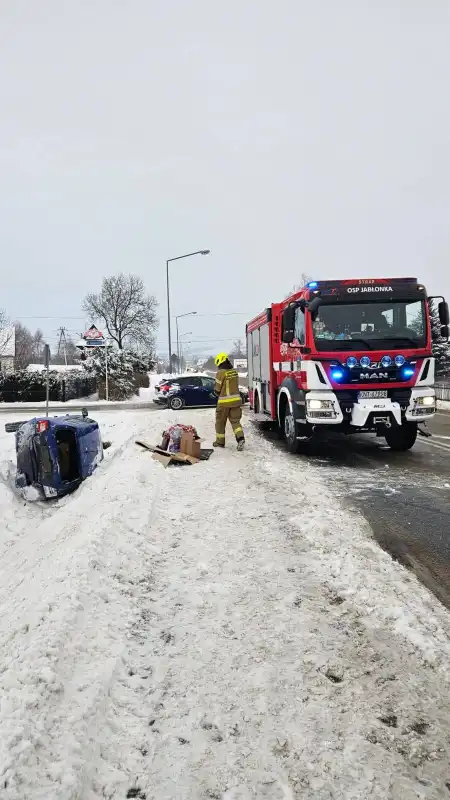 Kolizja na DK7 w Jabłonce. Samochód dostawczy zderzył się z osobowym