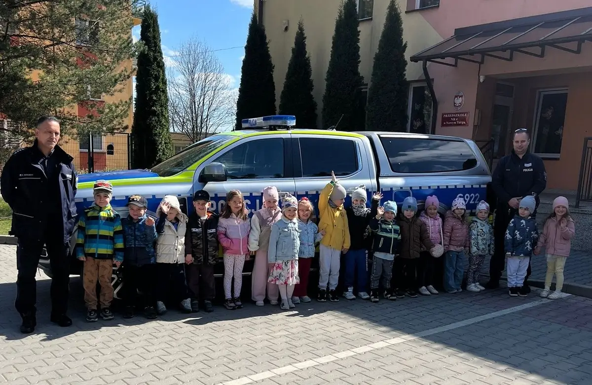 Policjanci uczą najmłodszych bezpieczeństwa w Nowym Targu