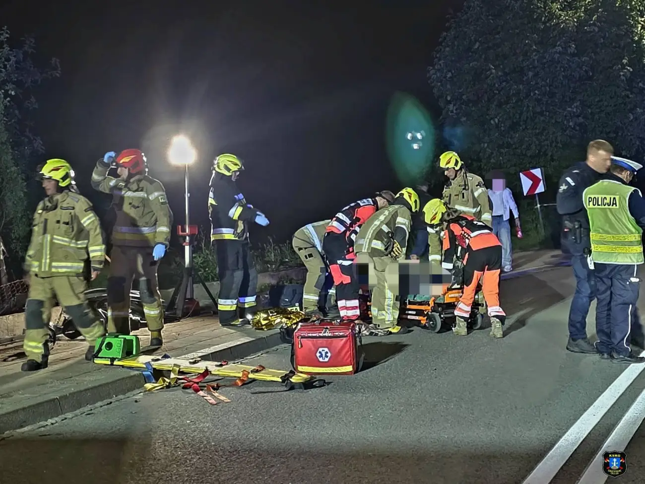 Wypadek w Zakopanem. Samochód rozbił się na ogrodzeniu, dwie osoby trafiły do szpitala