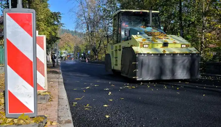 Sienkiewicza z nowym asfaltem. Duża inwestycja drogowa w Zakopanem wchodzi w decydującą fazę.