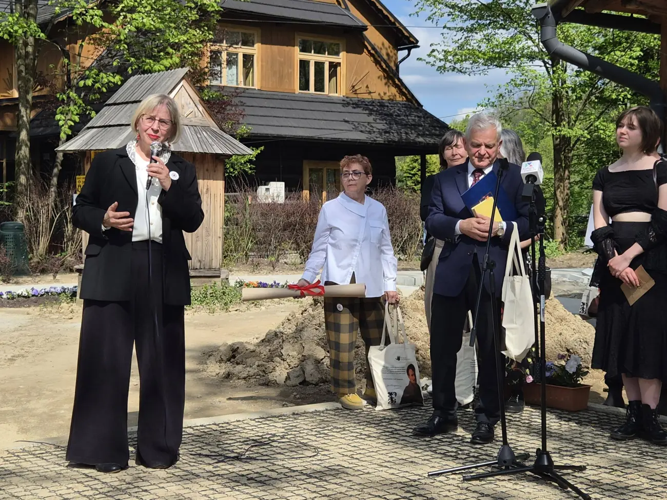 Harenda zaprasza na spotkanie ze sztuką i poezją. Nowa wystawa już otwarta