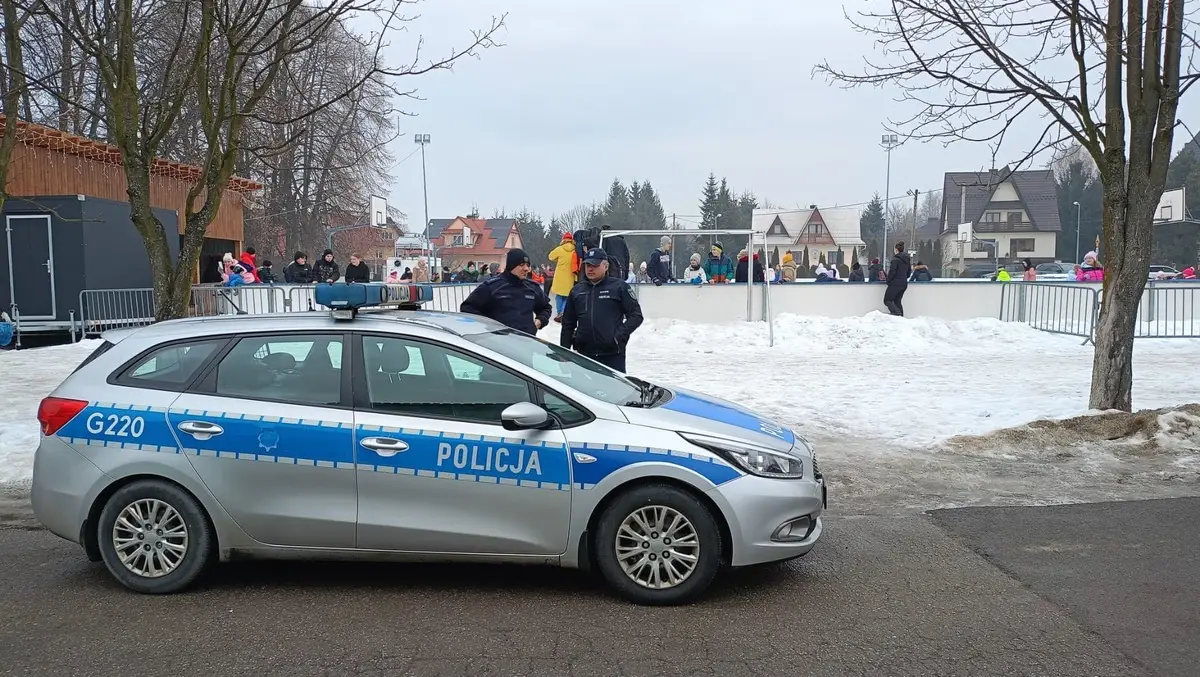 Kręci mnie bezpieczeństwo na tafli w Jabłonce. Ferie pod okiem mundurowych na lodowisku Domino