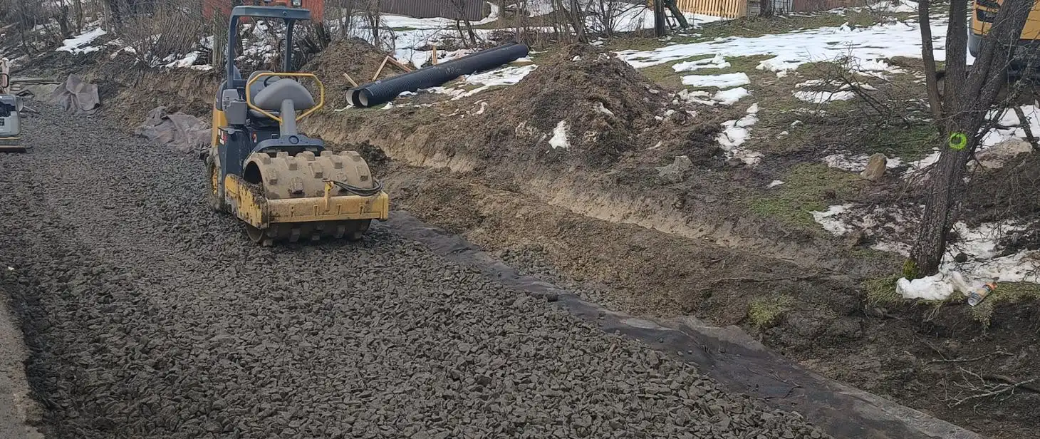 Nowy chodnik i zatoka autobusowa w Bielance. Prace w toku
