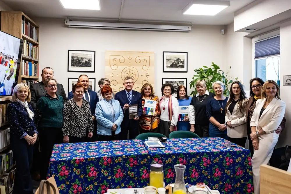 Rozmowy o książkach i kulturze. Seniorzy spotkali się z wicemarszałkiem