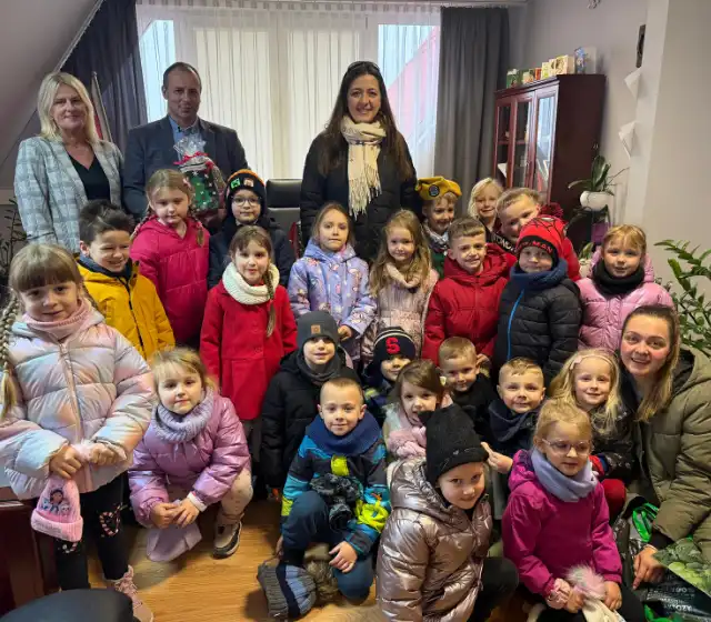Kolędy zamiast urzędowej ciszy w Czorsztynie. Przedszkolaki z kolędą odwiedziły urząd gminy