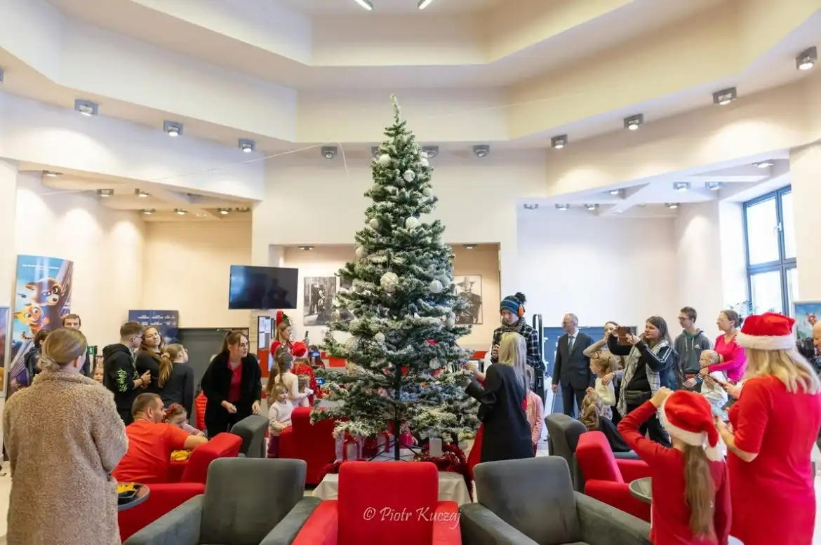 Rodzinne Mikołajki w Rabce-Zdroju. Ubieranie choinki i filmowe seanse