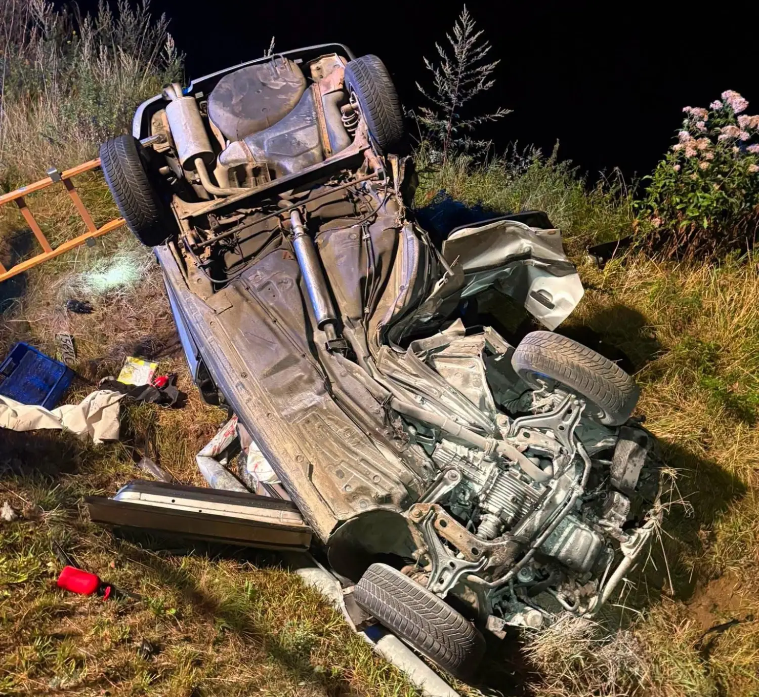 Audi rozbite, kierowca pijany. W samochodzie broń, narkotyki przy znajomym a materiały wybuchowe w domu