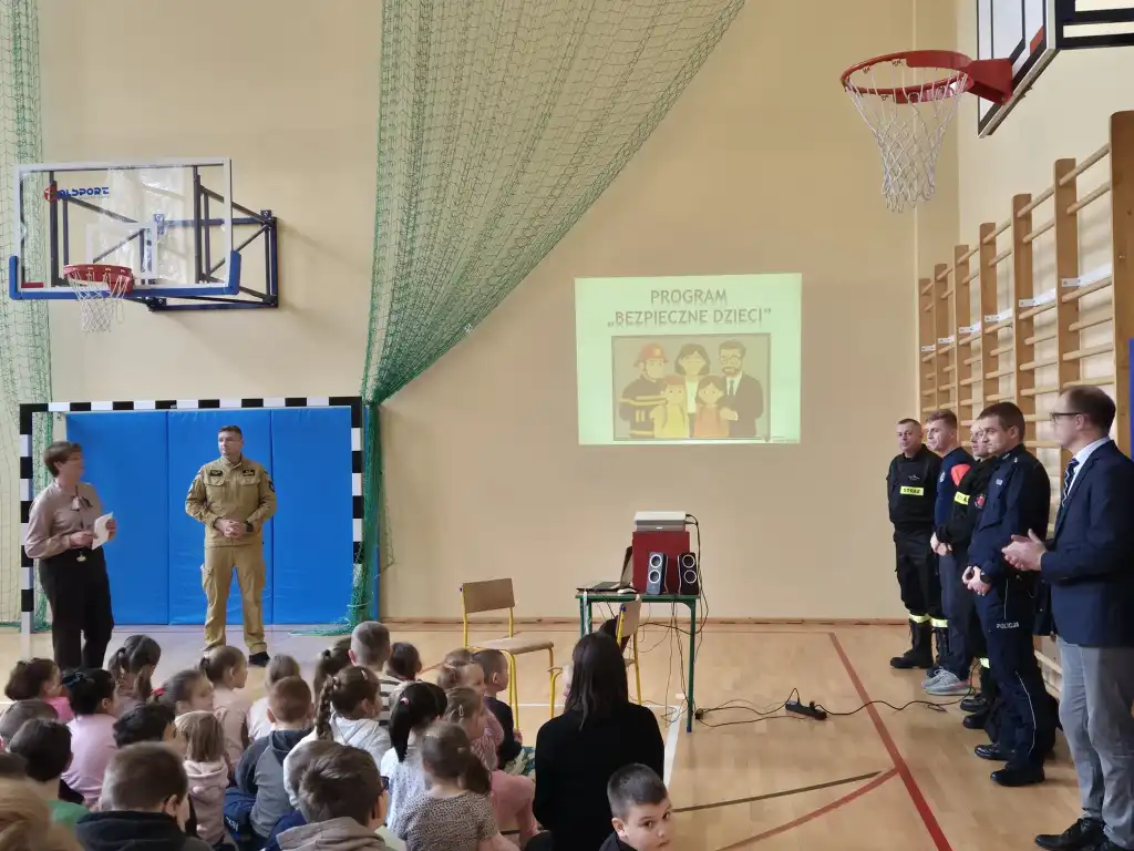 W Cichem dzieci poznawały pracę strażaków, policjantów i żołnierzy