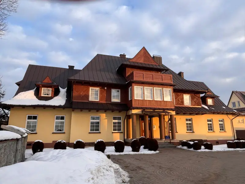 Zabytki Szaflar po renowacji. Kościół i plebania jak nowe