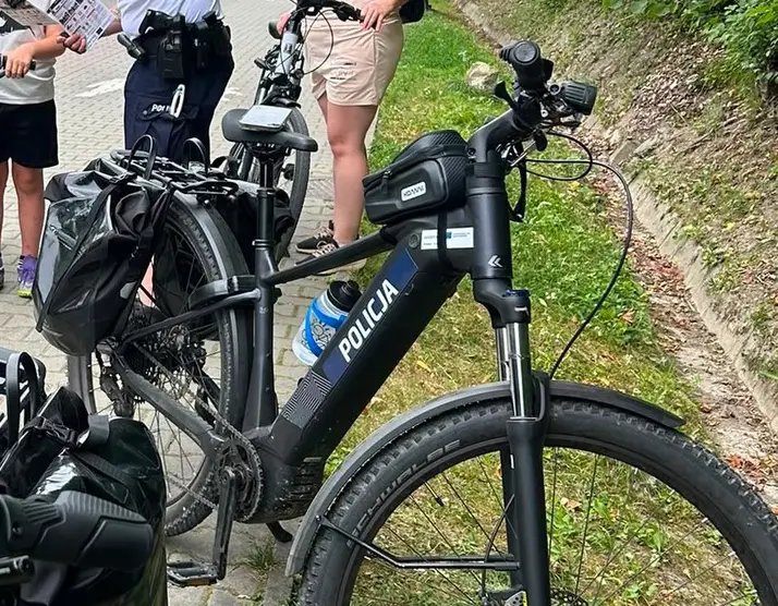 Policjanci wsiedli na rowery i sprawdzili trasy wokół Szczawnicy i Jeziora Czorsztyńskiego. Efekt? 8 wykroczeń