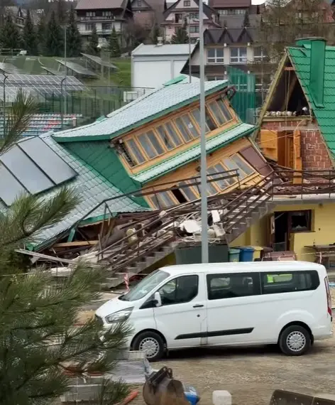 Maniowy: zawaliła się część budynku. Jedna osoba ranna. Służby będą przeszukiwać rumowisko