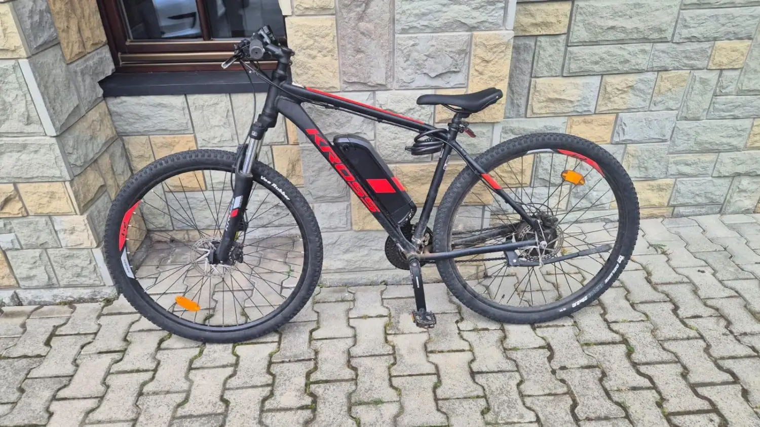 Ukradli elektryczny rower, ale nie zmieścił się im do auta, więc odjechali tylko z kołem, po resztę chcieli wrócić później