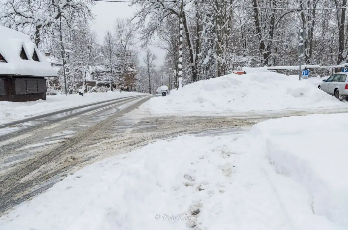 Zima w Rabce-Zdroju. Chodniki i drogi przejezdne